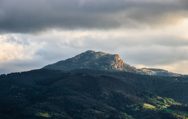 Monta&ntilde;a con Nubes