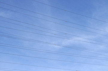 送電線と青空