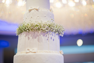 beautiful wedding cake, white cake wedding decoration
