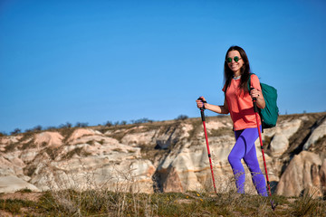 Naklejka premium Summer hike in the mountains with a backpack and tent.