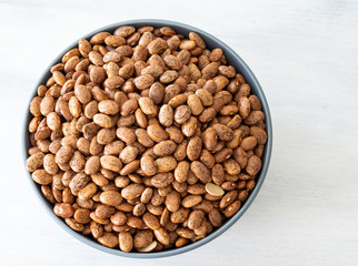 Bohnen in einer Schüssel auf hellen Hintergrund