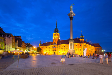 Fototapeta premium Plac Zamku Królewskiego i kolumna króla Zygmunta w Warszawie nocą, Polska