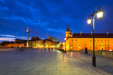 Obraz premium The Royal Castle square and King Sigismunds Column in Warsaw city at night, Poland