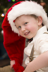 Junge mit lustigen Blick im Weihnachtsmütze