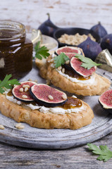 Sandwiches with figs
