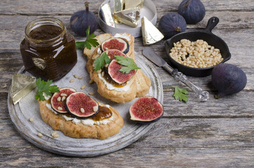 Sandwiches with figs