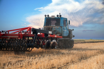 Obraz premium Tractor preparing land for sowing