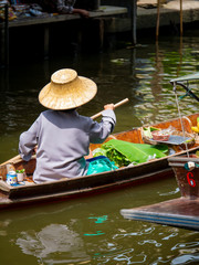 Obraz premium floating Market in Thailand and take a boat then have a great tour at Floating Market Damnoen Saduak, Thailand