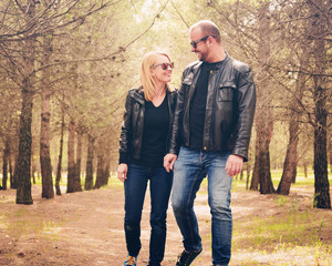 Obraz premium Cute Couple walking on the field