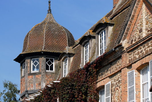Ville de Verneuil-sur-Avre, maison normande avec tourelle et fenêtres ou pigeonnier, département de l'Eure, Normandie, France