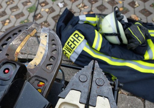 Pneumatische Scheren mit einer Feuerwehrweste im Hintergrund