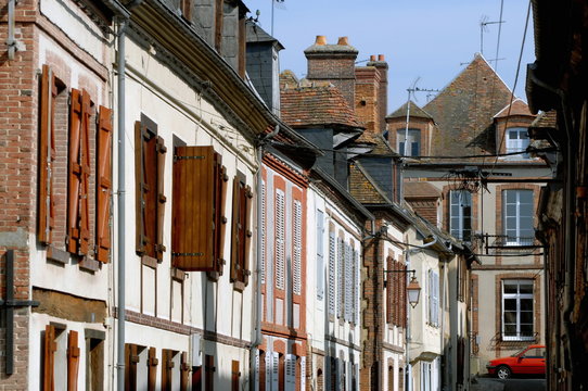 Ville de Verneuil-sur-Avre, façades typiques et volets bois, département de l'Eure, Normandie, France