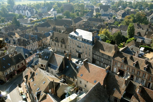 Ville de Verneuil-sur-Avre, les toits de la ville avec vue sur la bibliothèque, département de l'Eure, Normandie, France