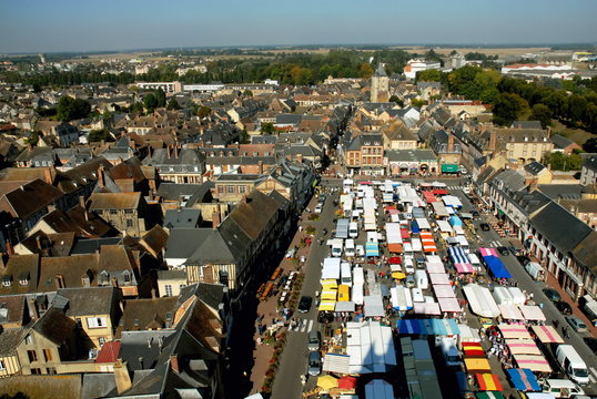 Ville de Verneuil-sur-Avre, les toits de la ville et le marché, département de l'Eure, Normandie, France
