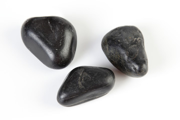 Beyaz arkaplanda siyah taşlar