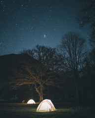 キャンプ場の夜景　星空とテント泊
