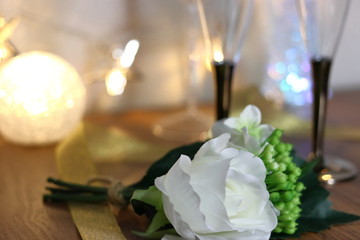 白い薔薇の花とシャンパングラス