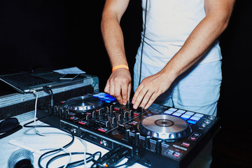 Obraz premium DJ hands realistic on party