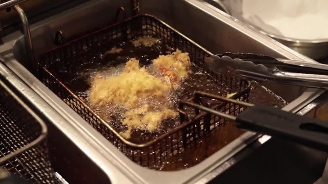 Frie Soft Shell Crab in hot oil, Cooking Soft Shell Crab