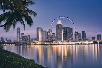 Skyline van Singapore in de schemering