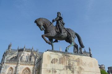 Estatua de Nuno Álvares Pereira junto al Monasterio de Batalha, Portugal.