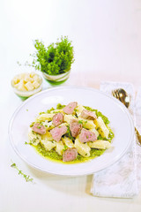 Gnocchi mit Lammfilet auf Pistazienbett und Kräuterbutter, italienische Art, Studio Shot