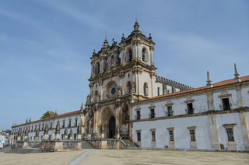 Fototapeta na wymiar Fachada de la iglesia de la abadía de Santa María de Alcobaça, Portugal.