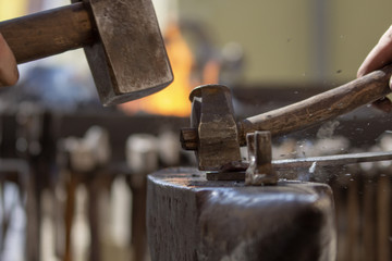 Schmied bei der Arbeit