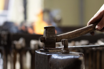 Schmied bei der Arbeit