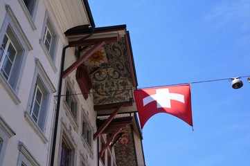 アーラウ旧市街・軒下の装飾と国旗（スイス）