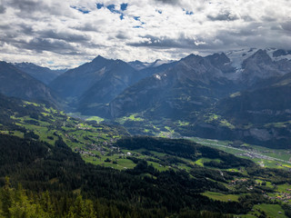 Fototapeta na wymiar Panorama-Ausblick vom Gibel auf das Haslital, Berner Oberland