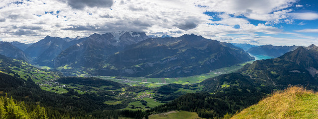 Naklejka na ściany i meble Panorama-Ausblick vom Gibel auf den Brienzersee und das Haslital, Berner Oberland