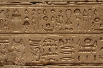 Hiéroglyphes sur temple égyptien