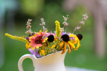 Blumenstrauss verwelkt in der Vase
