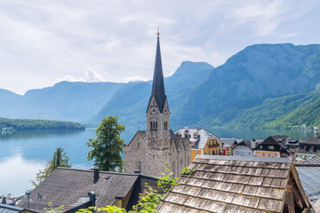 Kirche von Hallstatt mit See, Salzkammergut