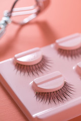 Künstliche Wimpern mit Wimpernband und Wimpernzange