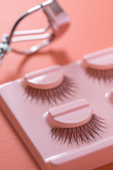 Künstliche Wimpern mit Wimpernband und Wimpernzange