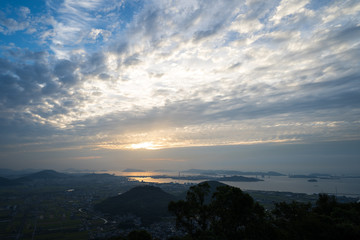 Fototapeta premium 夕景 瀬戸内海と瀬戸大橋 香川県坂出市街並みと秋の空模様