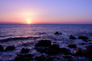 朝日が昇る海岸
