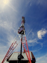 Stalowy maszt nadawczy - wieża odbierająca i nadająca sygnały telewizyjne, telefoniczne, radiowe i inne