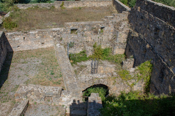 Ruinas del castillo medieval de pueblo español-Ainsa_Huesca