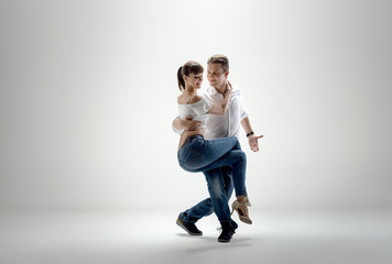 couple dancing social danse