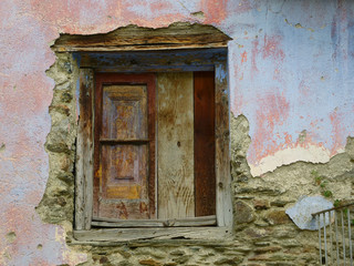 Ventana de casa en ruinas. Aldea de Dorve (España)