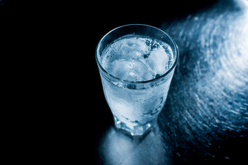 コップの氷水