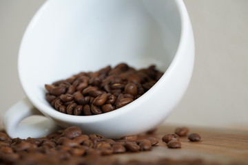 Tasse mit Kaffeebohnen
