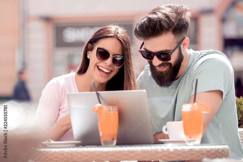 Wall mural couple in love in cafe