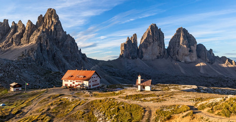 Dreizinnenhütte vor den Drei Zinnen