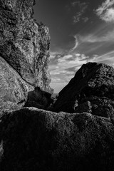 岩場　モノクロ
