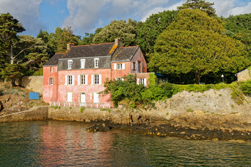 Fototapeta na wymiar The Pink House - Landmark for the entry of Vannes Harbor - Brittany, France