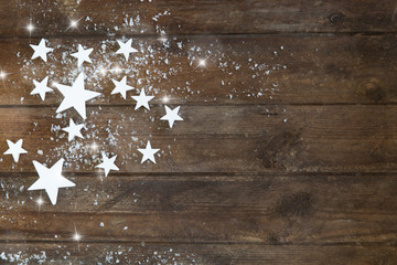 Weihnachtsdekoration mit Sternen auf braunem Holzhintergrund,Weihnachtskarte